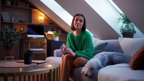 Portré Mosolygós Fiatal Kanapén Kutyával Okostelefon Kényelmes Otthoni Belső Családi — Stock videók
