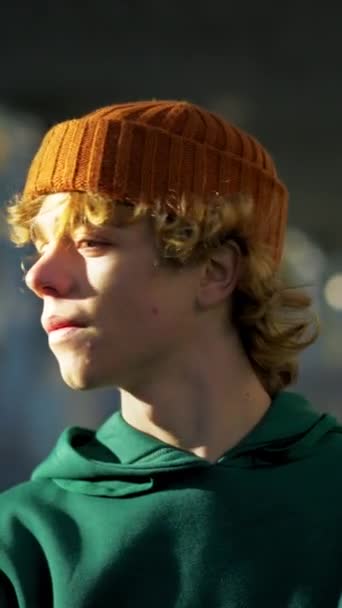 Teen Chlap Usmívá Kameru Ulici Detailní Záběr Pozitivní Mladý Muž — Stock video