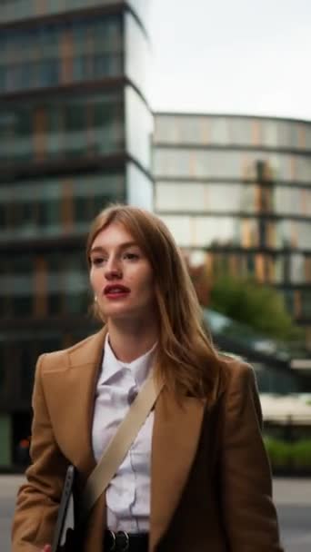 Vertical View Confident Businesswoman Walking Her Laptop City Centre Posing — Stock Video