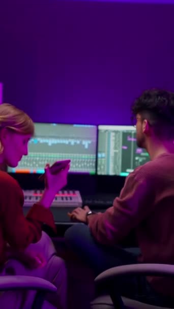 Kreatív Kezében Okostelefon Hallgatási Dal Miközben Dolgozik Férfi Audio Mérnök — Stock videók