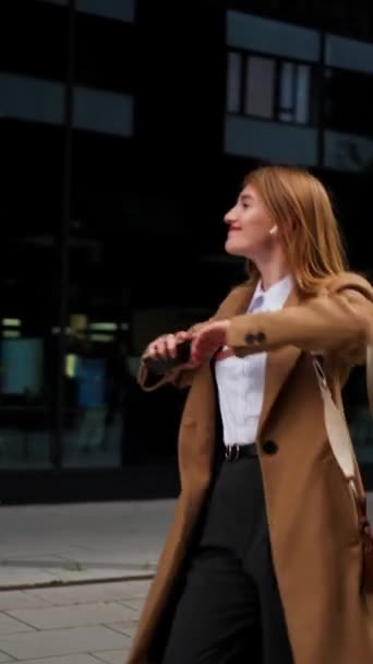Függőleges Kilátás Fiatal Boldog Üzletasszony Fülhallgató Séta Város Utcáin Miközben Videóklipek