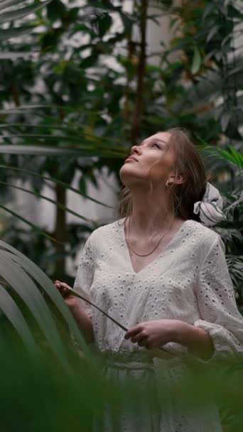 Eine Junge Frau Weißem Kleid Steht Inmitten Grüner Pflanzen Der — Stockvideo