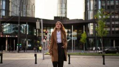 Kenar mahallelerde yürüyen kendine güvenen bir kadın. Muhteşem bir emlakçı mahallede geziniyor. Şık bir iş kadını evine gidip geliyor. Emlakçı ev sahibi müşteri toplantısına gider.