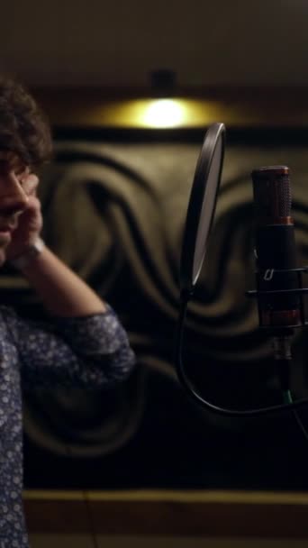 Chanteur Calme Dans Casque Enregistrement Piste Musicale Dans Studio Enregistrement — Video