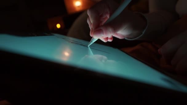 ネオン ライトが付いている夜のアパートのグラフィック タブレットのデジタル ペンが付いているデザイナーの女性の手のクロップされた眺め — ストック動画