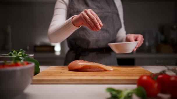 Vista Recortada Las Manos Mujer Cocinando Salmón Salado Pescado Manos — Vídeo de stock