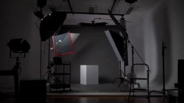 Modern fotoğraf stüdyosunda profesyonel ışık dönüyor. Octaboxes ve profesyonel fotoğraf makinesi siyah arka plana karşı tripodda. 