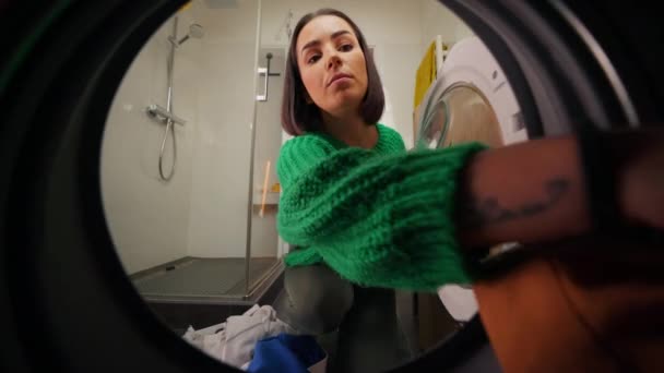 Vue Intérieur Machine Laver Femme Foyer Mettre Des Vêtements Faire — Video