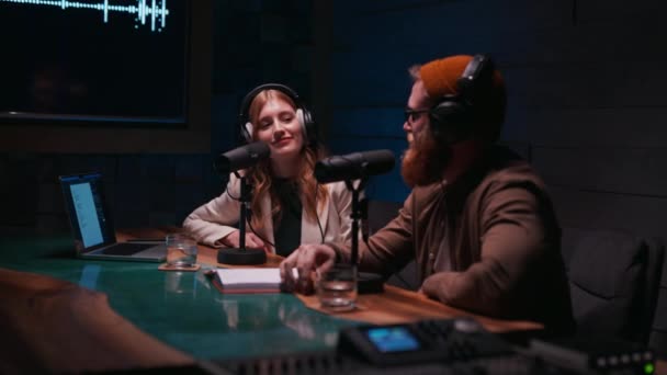 Zwei Junge Stylische Radiomoderatoren Nehmen Frische Podcast Episoden Ihrer Loft — Stockvideo