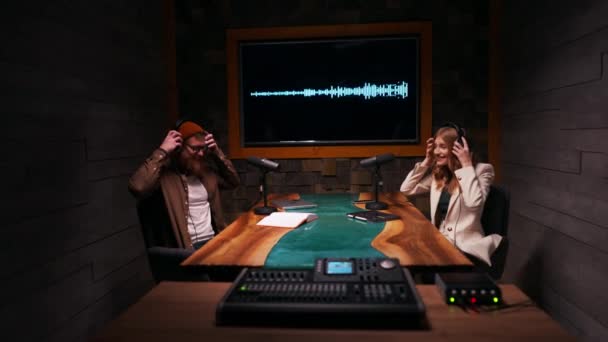 Boldog Pár Rádióműsorvezetője Fejhallgatót Visel Stúdióban Egy Fiatal Férfi Interjút Stock Videó