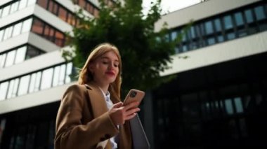 Gülümseyen menajer şehir merkezinde akıllı telefon yazıyor. Mutlu iş kadını, çağdaş binadan iyi haber kontrol telefonu alıyor. Neşeli ofis çalışanı işten çıkarken cevap gönderdi. Sosyal ağ oluşturma kavramı