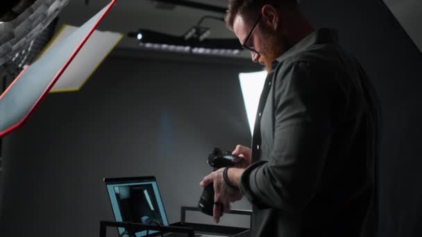 Brodaty Fotograf Trzyma Profesjonalny Aparat Cyfrowy Podczas Pracy Studio Jest — Wideo stockowe