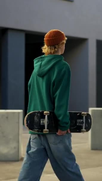 Rückansicht Des Haltens Von Skateboard Fuß Auf Städtischem Platz Lockiges — Stockvideo