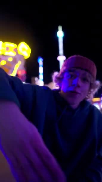 Moda Adolescente Hombre Realizando Danza Contemporánea Parque Atracciones Por Noche Video de stock libre de derechos