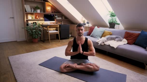 Kalme Man Zittend Lotuspositie Met Gesloten Ogen Thuis Yoga Beoefenend Videoclip