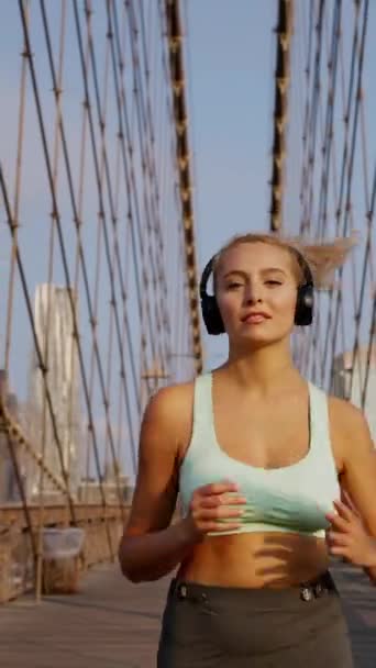 エネルギーに満ちている 屋外で運動しながら走るスポーツウェア姿の現役若い金髪女性 健康的なライフスタイルのコンセプト ロイヤリティフリーストック映像