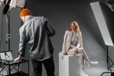 Yaratıcı sanat, kıyafet markası ve tasarımcı sosyal medya blogu için stüdyoda fotoğrafçı ve manken. Dijital fotoğrafçılık, hafif ekipman ve fotoshoot yenilik fikirleri olan insanlar. 