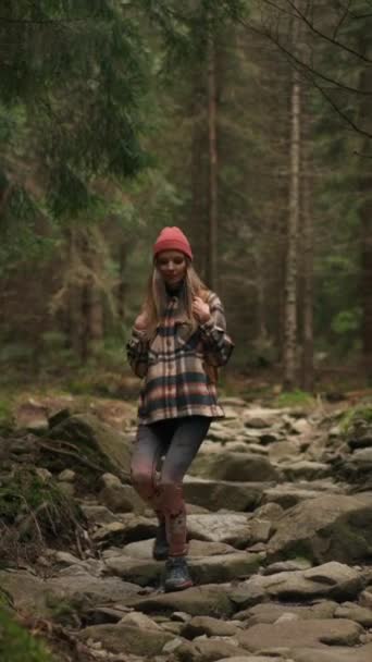 Blonde Active Woman Walking Woods Stepping Rocks Enjoys Nature Hiking Royaltyfri Stockfilm