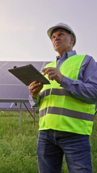Ingeniero Está Parado Frente Los Paneles Solares Soporte Tableta Comprobación — Vídeos de Stock