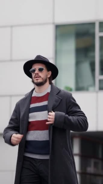Stílusos Szakállas Hipszter Fickó Kabátba Öltözve Sétál Utcán Miközben Okostelefont Jogdíjmentes Stock Videó
