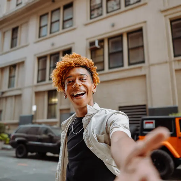 Счастливый Человек Рыжими Волосами Улыбается Указывает Камеру Стоя Перед Автомобилем Стоковое Изображение