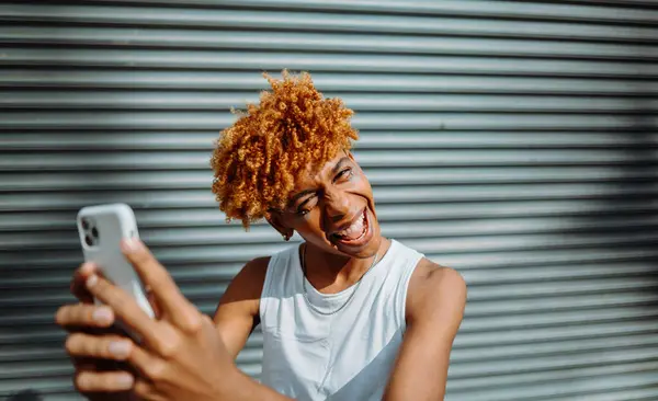 Retrato Del Adolescente Afroamericano Con Purpurina Cara Bailando Calle Primer Imagen De Stock