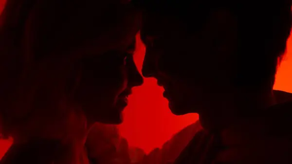 Studioporträt Eines Verliebten Paares Das Sich Vor Rotem Neonhintergrund Umarmt Stockbild