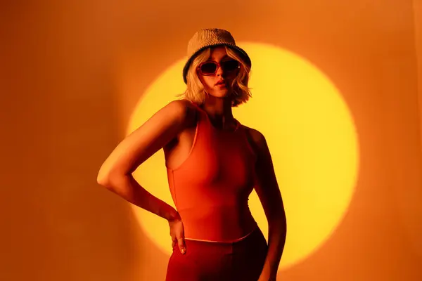 Стильна Жіноча Модель Легким Натуральним Макіяжем Модних Сонцезахисних Окулярах Помаранчевому Стокове Зображення