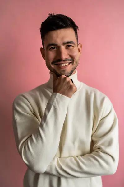 Ein Mann Weißen Pullover Lächelt Seine Hand Stützt Sich Auf Stockfoto