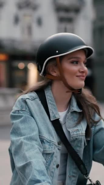 Glad Kvinna Med Långt Hår Säkerhetshjälm Ridning Cykel City Street — Stockvideo