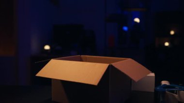 Atış yapan işçi paketleme kutusunu kapatın ve karton kutuyu kapatmak için kaset kullanın. Ögeler konsepti paketleniyor