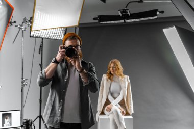 Yaratıcı sanat, kıyafet markası ve tasarımcı sosyal medya blogu için stüdyoda fotoğrafçı ve manken. Dijital fotoğrafçılık, hafif ekipman ve fotoshoot yenilik fikirleri olan insanlar. 