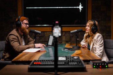 Neşeli, genç, şık radyo programı sunucuları tavan arası stüdyosunda taze podcast bölümü kaydediyor. Çekici, enerjik yardımcı sunucular önemli konuları bir akşam programında canlı olarak tartışırlar.