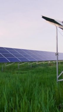 Yazın güneş enerjisi santrali. Sahada yenilikçi güneş pilleri var. Temiz enerji üretimi. Hava görüntüsü. Yüksek kalite 4k görüntü