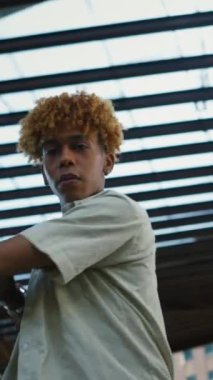 Milenyum melez gençleri sokakta dans ediyor. Sokak tarzı kıyafetli neşeli esmer adam şehir ortamında dans ediyor. Modern yaşam tarzı kavramı