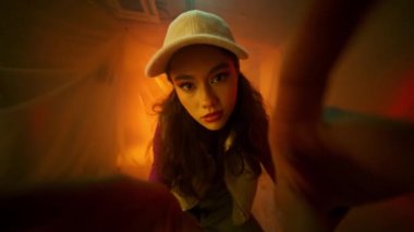 Eşsiz ve hayat dolu, bol bol yaratıcılık ve samimiyet sergileyen genç bir kadının büyüleyici portresi.