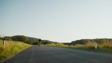 Yaz manzarasında bisiklete binen biri. Ön izleme atışı. Bisikletçilerle yarış, bisiklet konsepti. Yüksek kalite 4k görüntü