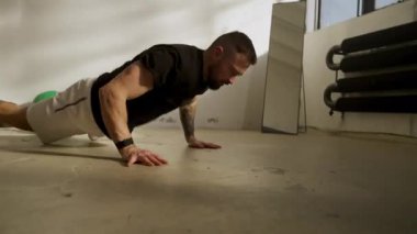 Sporcu fitness eğitiminde performansı artırmak için yoğun çömelme hareketleri yapıyor.