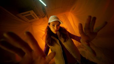 İlgi çekici bir atmosfer ve titreşim barındıran genç bir kadının büyüleyici ve çarpıcı bir görüntüsü.