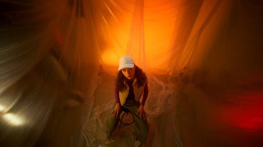 Canlı renkler ve sanatsal ışıklandırma kullanan, güzelliğini ve derinliğini vurgulayan yaratıcı bir portre.