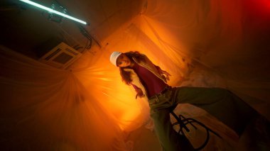 Canlı ve aydınlık bir ortamda geçen derin duyguları çağrıştıran büyüleyici bir portre.