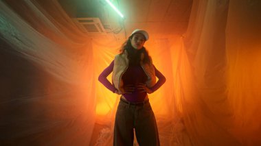 Bu büyüleyici portre benzersiz moda ve dramatik ışıklandırma sergiliyor, entrika yaratıyor