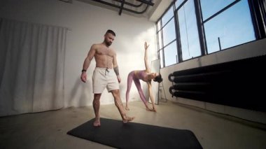 Çeşitli yoga pozlarında yer almak, genel sağlık, zindelik ve dengeyi etkili bir şekilde teşvik etmek.