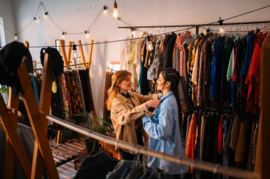 Arkadaşlar moda bir butikte kıyafet deneyerek, şık kıyafetleri keşfederek mutlu bir gün geçirirler.