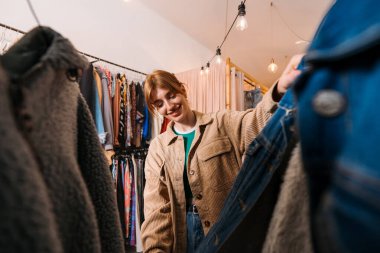 Moda, alışveriş ve lüks alışveriş merkezlerinde kıyafet, satış ve indirim seçenekleri. 