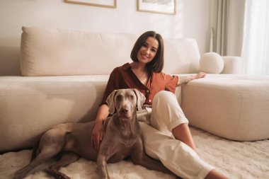 Bir kadın, köpeğiyle rahat ve rahat bir yerde vakit geçirmekten hoşlanır.