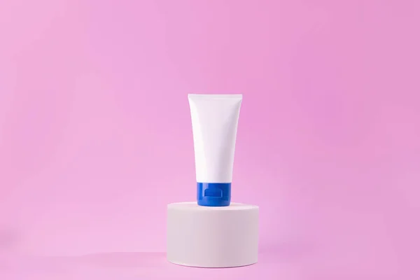 Tubo Producto Higiénico Femenino Sobre Fondo Púrpura Soporte Champú Crema —  Fotos de Stock