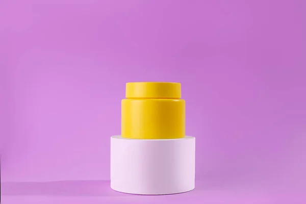 スタンドにクリームの黄色の瓶 紫色の背景に白い表彰台 製品のスタイリッシュな外観 モックアップ アイデンティティ — ストック写真