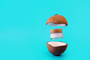 Hindistan cevizi ve renkli arkaplanda iki yarım hindistan cevizi metin için kopyalama alanı