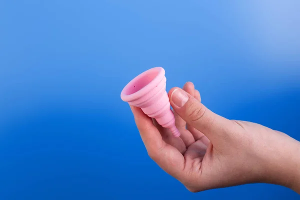 Крупный План Женщины Держащей Розовую Менструальную Чашку Изолированы Синем Фоне — стоковое фото